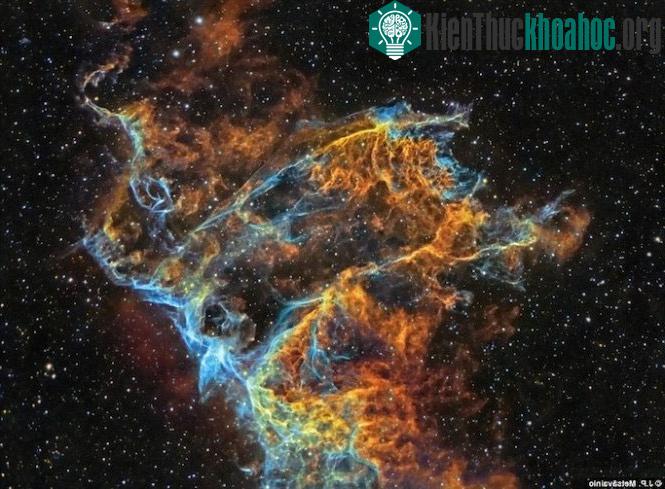 IC 1340 là một phần của tinh vân Veil, tàn tích của siêu tân tinh trong chòm sao Cygnus, cách trái đất 1470 năm ánh sáng. Bức ảnh được chụp bởi nhiếp ảnh gia J.P. Metsävainio của Phần Lan - (Ả...