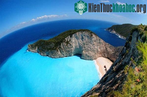 Trước đây, người ta gọi nó là Agios Georgios. Sau này nó mang tên Navagio, nghĩa là "tàu đắm” trong tiếng Hy Lạp. Sở dĩ bãi biển mang tên lạ vì vào năm 1983, con thuyền mang tên MV Pana...