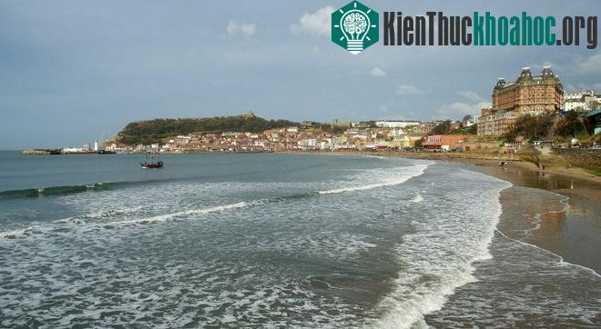 Scarborough là nơi có khu nghỉ dưỡng cạnh biển đầu tiên của nước Anh với hai bãi cát tuyệt đẹp để bạn tha hồ nằm phơi nắng. Ngoài ra Scarborough còn sở hữu vô số các lâu đài cổ trong vùng dành cho ...