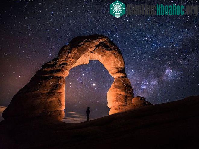 Quang cảnh trời đêm ở công viên quốc gia Arches, Mỹ.