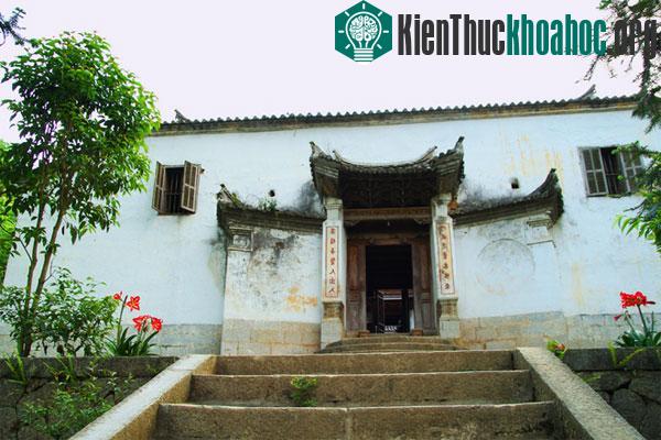 Lối dẫn vào nhà Vương là 15 bậc đá gồm những phiến đá lớn, vuông vức, được chạm khắc nhiều kiểu hoa văn.