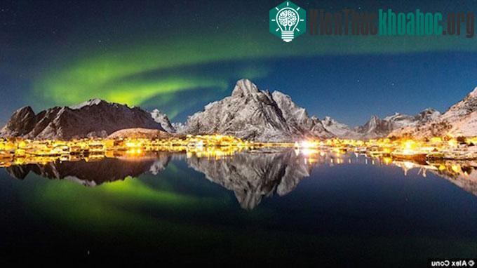 Làng chài thuộc quần đảo Lofoten phía bắc Na Uy phản chiếu dưới nước sau những ngày bão, được chụp bởi nhiếp ảnh gia Alex Conu.&nbsp;(Ảnh: Daily Mail)