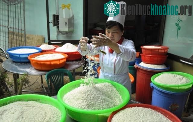 Các "nghệ nhân" tham gia gói bánh chưng "khủng" chia sẻ: Họ phải mất nhiều ngày để làm việc. Từ khâu vo nếp, rửa lá chuối, lá dong, thái thịt, đãi đậu xanh... đến khâu làm khung...