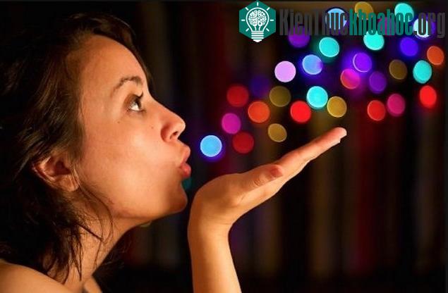 Hơi thở lấp lánh nhiều màu sắc.