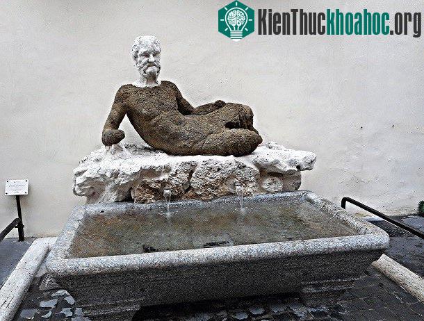 Bức tượng ông lão "vô danh" trên đài phun nước ở Baboon (Rome)