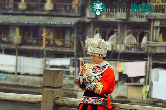 Cổ trấn có diện tích không lớn. Nếu chuyến đi của bạn gấp gáp, trong một ngày cũng có thể thăm thú hầu hết những địa điểm đẹp. Nhưng chúng tôi chọn ở lại 4 ngày, để có thể đi hết những ngóc ngách, ...