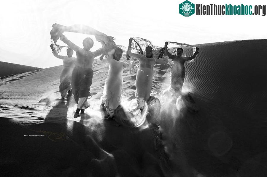 Những thiếu nữ chơi đùa trên đụn cát.