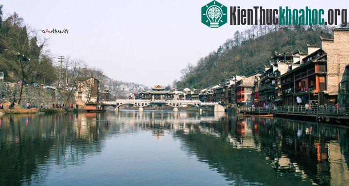 Điển hình là cây cầu Hồng Kiều với kiến trúc có mái che, những bức phù điêu chạm khắc tinh xảo trên các mái cong vút