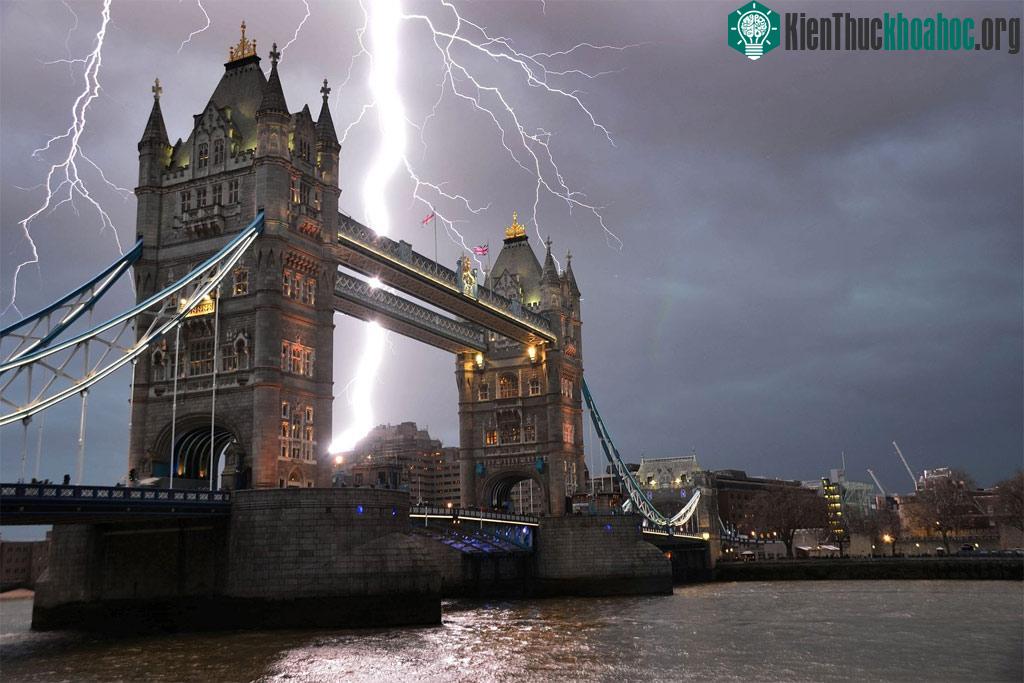 Sét chùm không lồ sáng lóa gần Cầu tháp ở London, Anh.