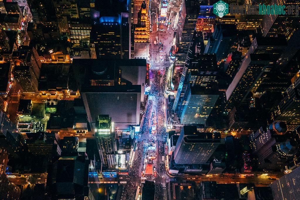 Dù nhìn ở điểm nào, thành phố New York cũng hiện lên thật xinh đẹp, thế nhưng nếu bạn muốn tìm kiếm một góc nhìn thực sự "độc" thì phải mạo hiểm một chút. Treo mình bằng dây nịt ở độ cao ...