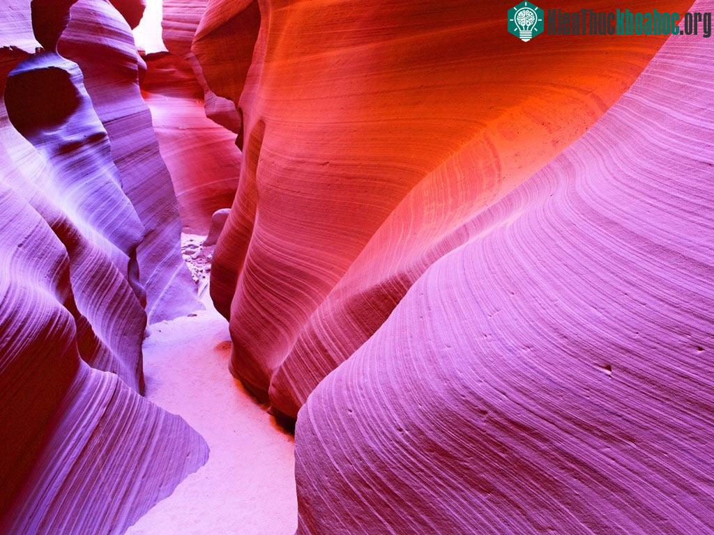 Hẻm núi Antelope là điểm đến nổi tiếng thế giới, có vị trí gần Page, Arizona. Các khối đá ở đây có màu sắc lộng lẫy và ngoạn mục, nhất là khi có ánh nắng mặt trời chiếu rọi.