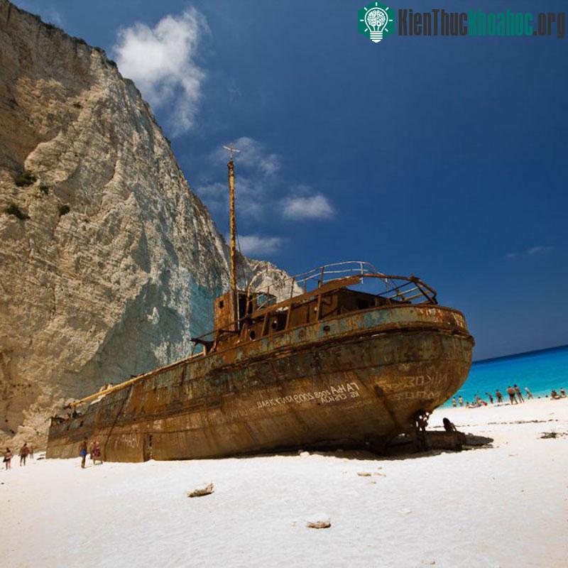 Con tàu đắm ở bãi biển Navagio.