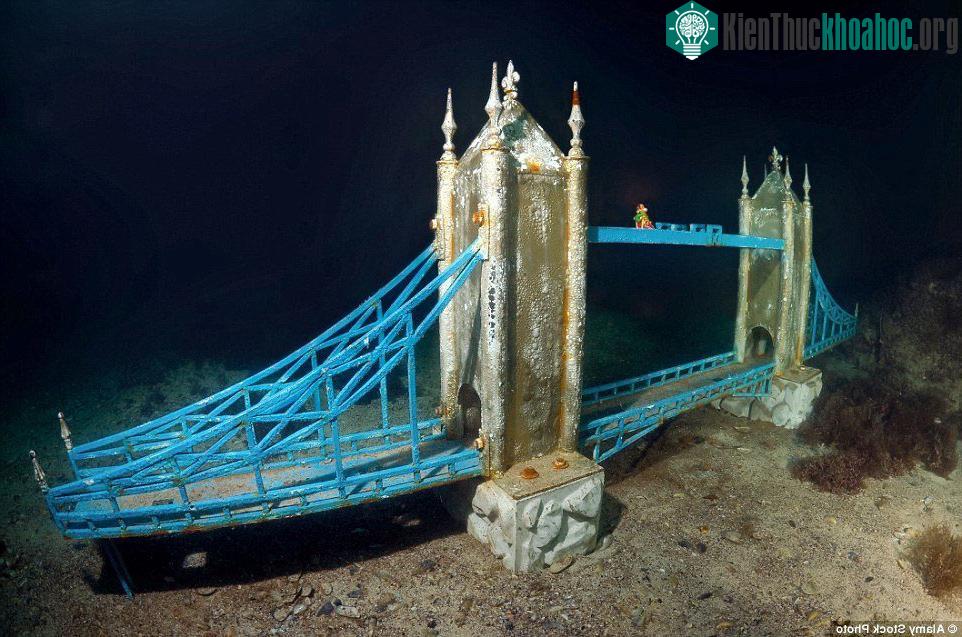 Tượng của cầu Tháp London với màu sắc tươi sáng như mới được đặt ở đây ngày hôm qua.