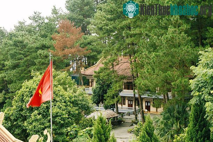 Nhờ được bao phủ bởi hệ thống thiên nhiên đa dạng và hoang sơ, thiền viện như một khu tách biệt với thế giới bên ngoài. Từ dưới chân núi, bạn sẽ nhìn thấy các tòa tháp thấp thoáng sau những rặng câ...