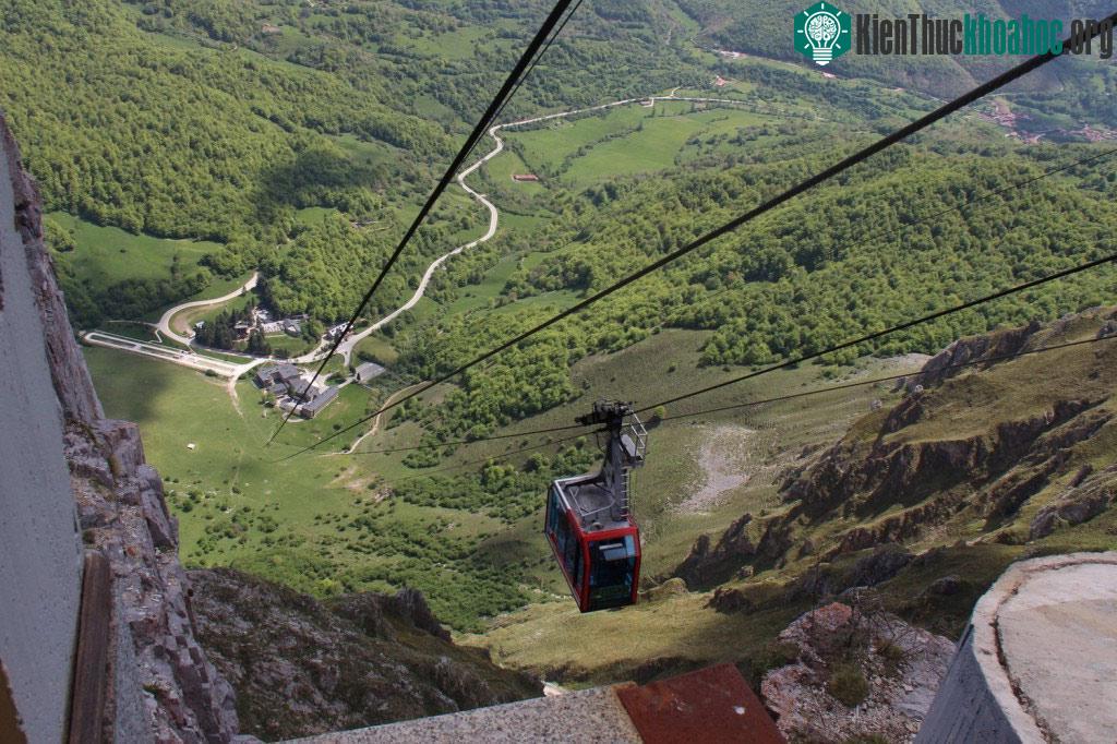 Công viên quốc gia Picos de Europa, Tây Ban Nha: Những ngọn núi hùng vĩ ở phía bắc Tây Ban Nha tạo ra một khung cảnh thiên nhiên tuyệt đẹp. Cáp treo sẽ đưa du khách qua thung lũng đầy nắng ấm và câ...