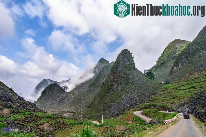 Núi đá tháp kim tại xã Pải Lủng. Trên đường Hạnh Phúc, đoạn trước khi lên đỉnh đèo Mã Pí Lèng bạn sẽ được chiêm ngưỡng ngọn núi dạng tháp, mũi nhọn hình kim Pải Lủng mà các nhà khoa học thường gọi ...