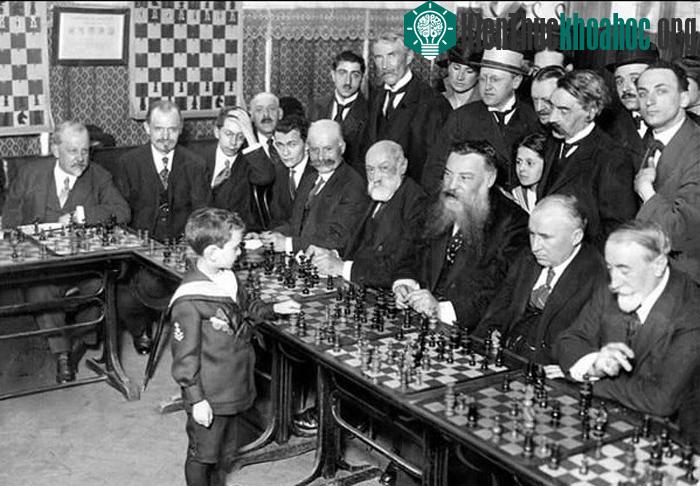 Thần đồng cờ vua Samuel Reshevsky một mình đánh bại các kiện tướng