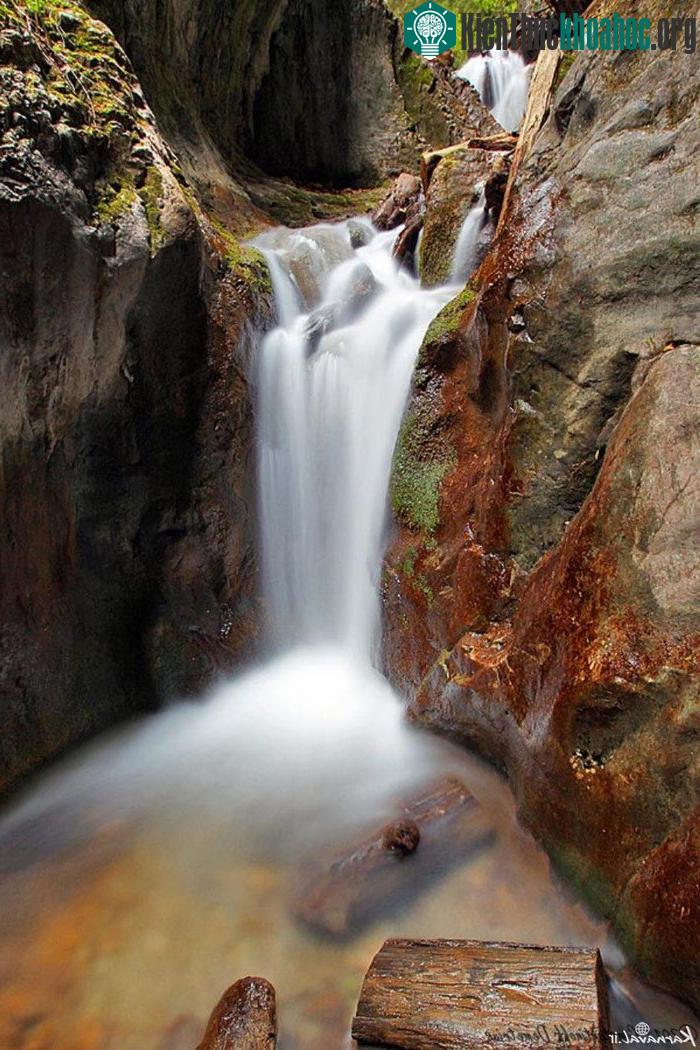 Thác nước trắng xóa.