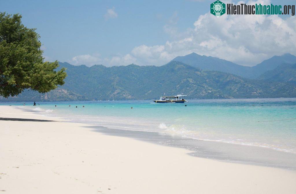 Gili Meno, quần đảo Gili, Indonesia: Gili Meno là đảo hoang sơ và bình yên nhất trong 3 đảo của Gili, với nước trong vắt, đồn điền trồng dừa xanh tươi và các xe ngựa di chuyển trên đường. Du khách ...