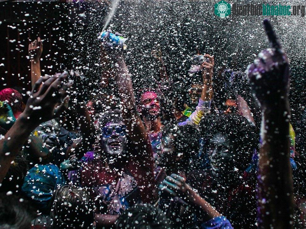 Lễ hội Holi, Bangladesh: Lễ hội này là một đại tiệc âm thanh và hình ảnh, chào đón mùa xuân và sự chiến thắng của cái thiện trước cái ác cho người theo đạo Hindu ở Dhaka, Bangladesh. Vào ngày diễn ...