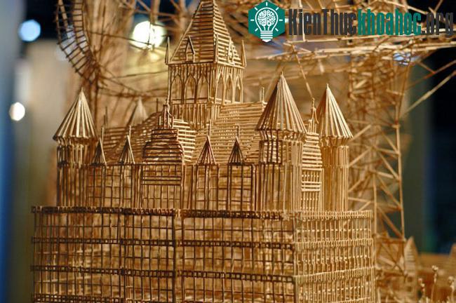 Ngắm những kiệt tác từ 100 000 cây tăm xỉa răng được xây dựng trong 35 năm