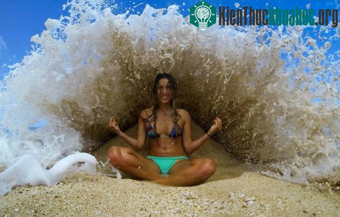 Ngồi thiền yoga bên bờ biển.