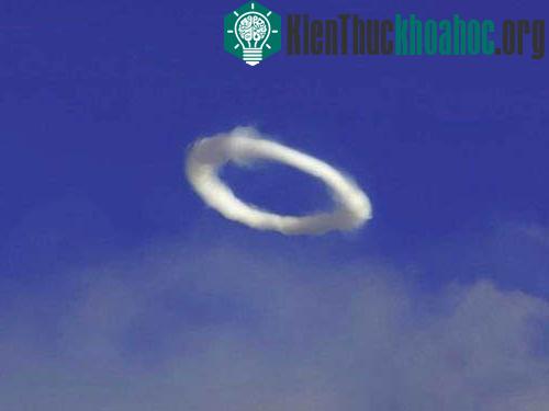 Núi lửa Etna phun trào và tạo ra một đám khói trắng lớn có hình tròn với chiều rộng 100m.