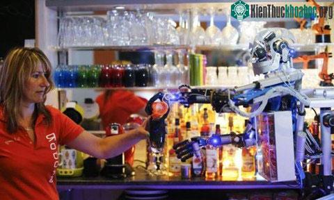 Robot rót nước cho một vị khách. Carl được lắp những cảm biến trên cơ thể để chúng không đi lại lộn xộn hoặc làm đổ đồ uống khi di chuyển.