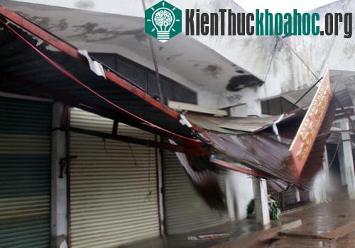 Mái tôn Chợ Cầu sau bão.