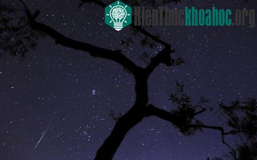 Mưa sao băng Perseids tại ngôi làng nổi tiếng Fanos, Hi Lạp.