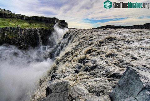 Dettifoss còn&nbsp;được biết đến&nbsp;về mức độ xả nước với khoảng 193m3/giây.