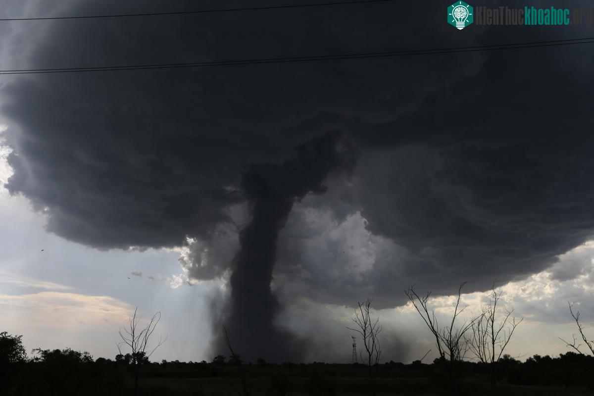 Vòi rồng hình thành và di chuyển ở Hutchinson, Kansas, 13/07/2015.