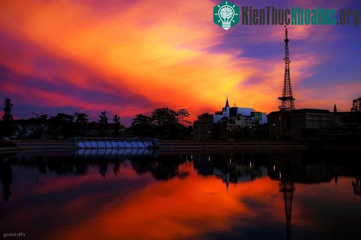 Mặt hồ Xuân Hương in bóng dáng quả bóng đỏ- (Ảnh: Dzung Viet Le)
