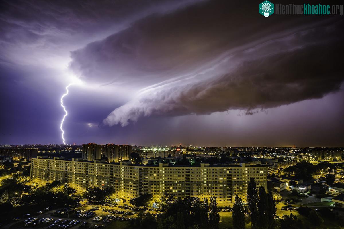 Một tia chớp đánh xuống khu Poznan, Ba Lan, đêm 07/07/2015.