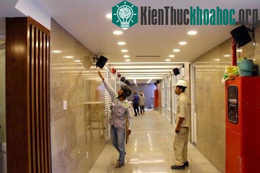 Cán bộ của các nhà thầu thi công kiểm tra lại hệ thống âm thanh trong hầm.