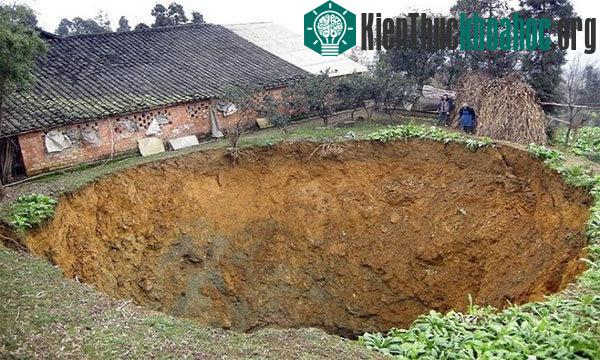 Hố tử thần rộng 20m này hình thành sau một đêm trong sân nhà của một gia đình ở huyện Lạc Sơn phía tây nam tỉnh Tứ Xuyên, Trung Quốc, vào tháng 1/2011. Zhang Fengrong, chủ nhà, cùng vài người thân,...