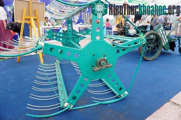 Nông dân "trình diễn" sản phẩm tại chợ khoa học