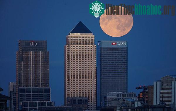 Mặt trăng sáng hơn 30% so với bình thường khi nó xuất hiện trên các tòa nhà cao tầng ở London đêm qua.