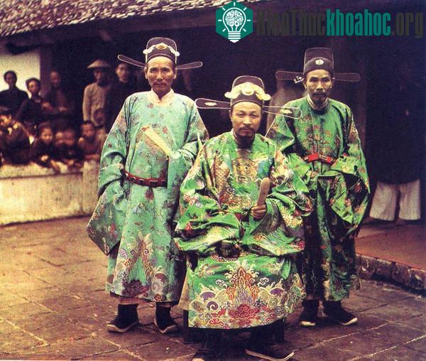 Quan Phục ngày ấy. Phỏng đoán bức ảnh này được chụp vào năm 1915.