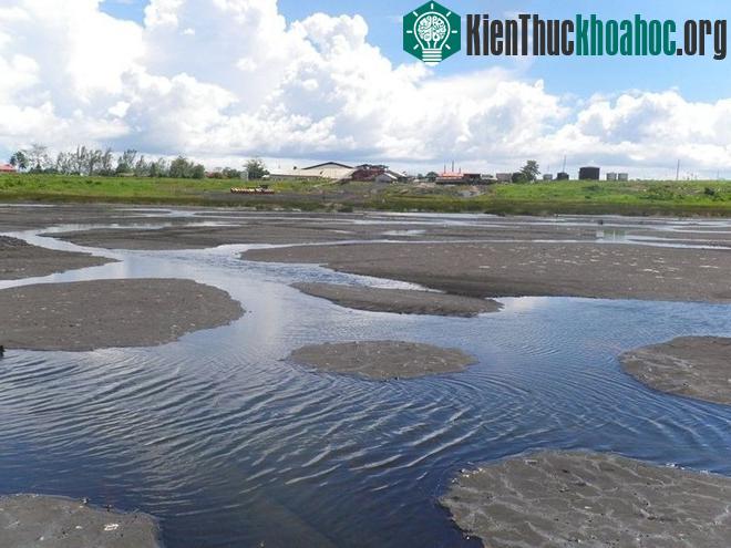 Chiêm ngưỡng cảnh tượng siêu thực ở hồ hắc ín lớn nhất thế giới
