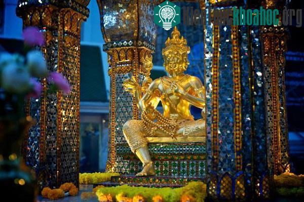 Tại đây cũng thường xuyên diễn ra các hoạt động tôn giáo, dance Thái truyền thống