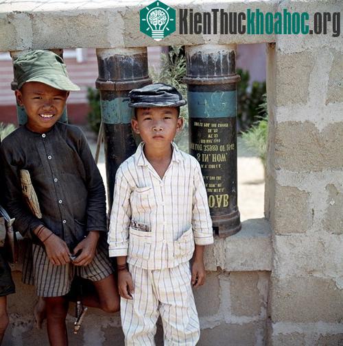 Chùm ảnh màu đăc sắc về trẻ em miền Nam, Trung trước 1975