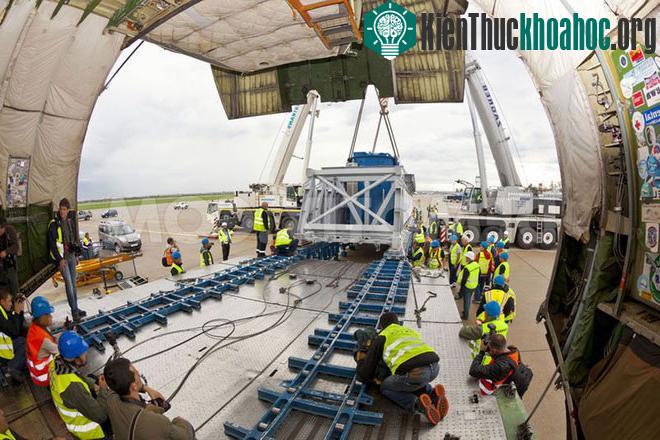 Máy phát điện được chuyển vào khoang của An-225. (Ảnh: Demotix)