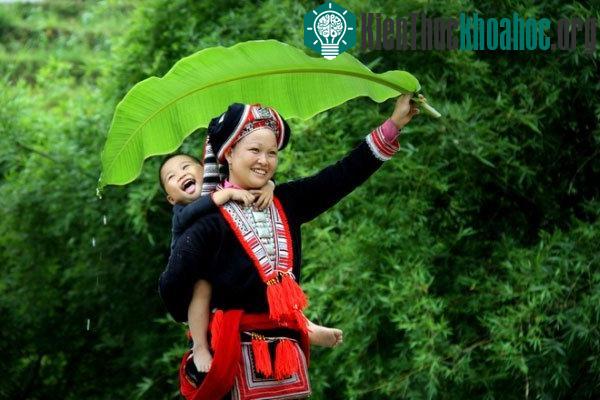 "Mặt trời trên lưng mẹ" của Phạm Đức Minh. Cảm giác thật thú vị sau một ngày làm việc mệt nhọc là được về trường làng đón mặt trời về nhà.