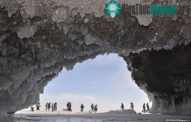 Tinh thể băng lấp lánh bám phía trên trần một hang. (Ảnh:&nbsp;REX)