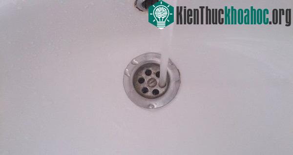 5. Dòng nước chảy "xuyên khe" hoàn hảo qua lỗ.