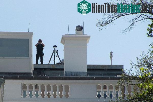 Không gian bên trên và xung quanh tòa nhà là khu vực hạn chế bay. Trên nóc tư dinh của tổng thống, các tay súng bắn tỉa canh gác suốt ngày đêm. Họ là những tay súng tốt nhất trên thế giới và có khả...