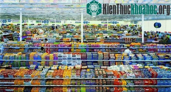 99 Cent II Diptychon được chụp vào năm 2001 của Andreas Gursky được bán với giá 3,34 triệu USD vào tháng 2/2007.