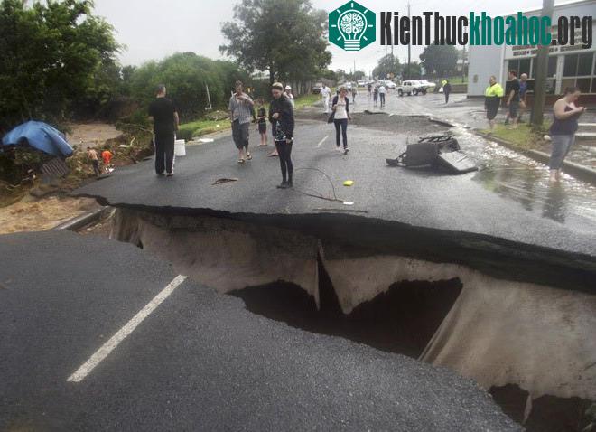 Sau khi cơn bão tràn qua thành phố Toowoomba, Australia tháng 1/2011, người dân địa phương bất ngờ khi thấy mặt đường nứt đôi, để lộ một khoảng sâu bên dưới.