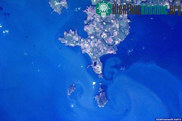 Ảnh được chụp vào ngày 23/8/2014 với chú thích: “Xoáy nước lạnh ngoài khơi vào buổi chiều muộn ở Anh” - (Ảnh: Daily Mail)